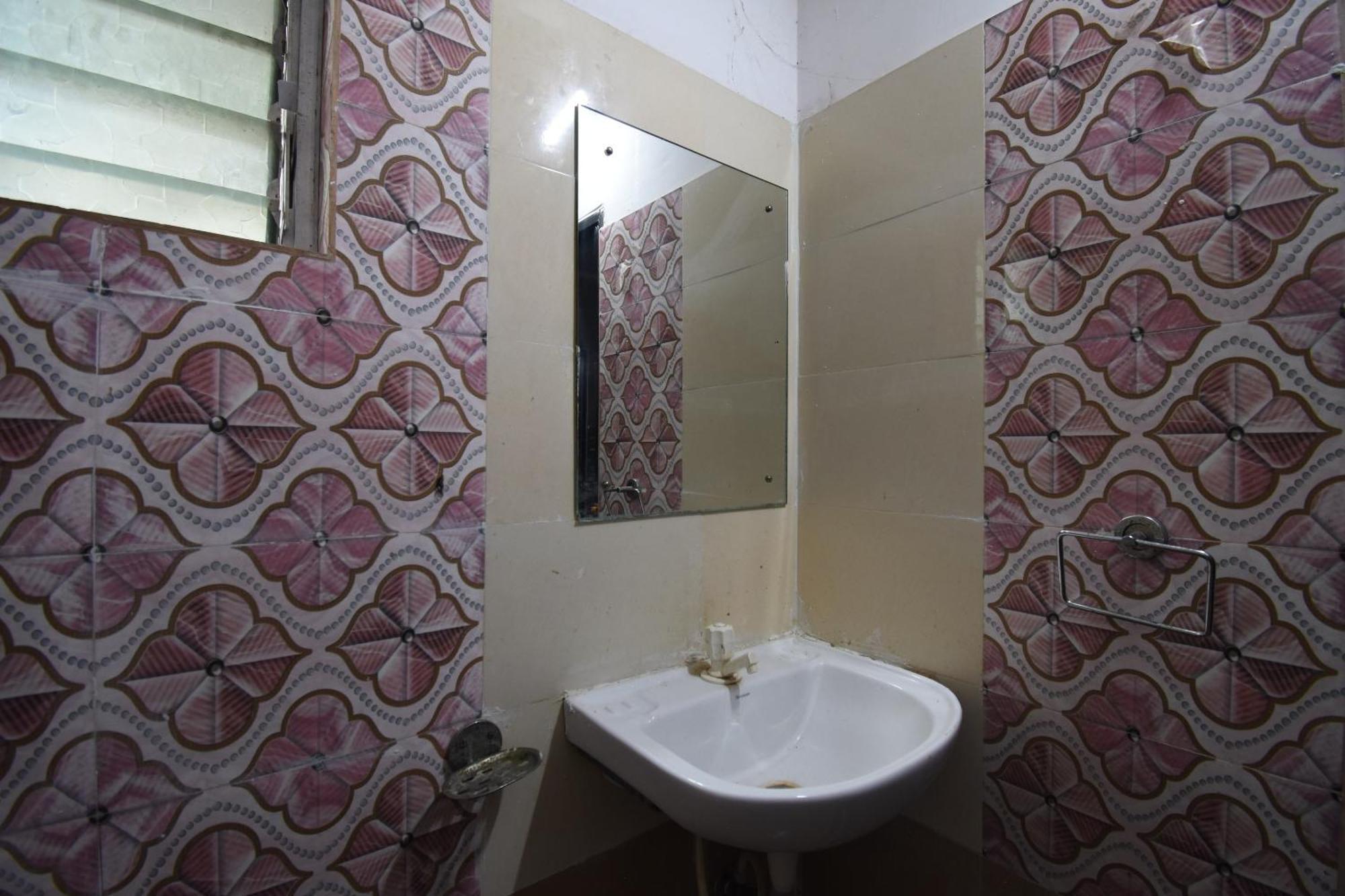 Capital O 82026 Bangur Inn Kolkata Bagian luar foto